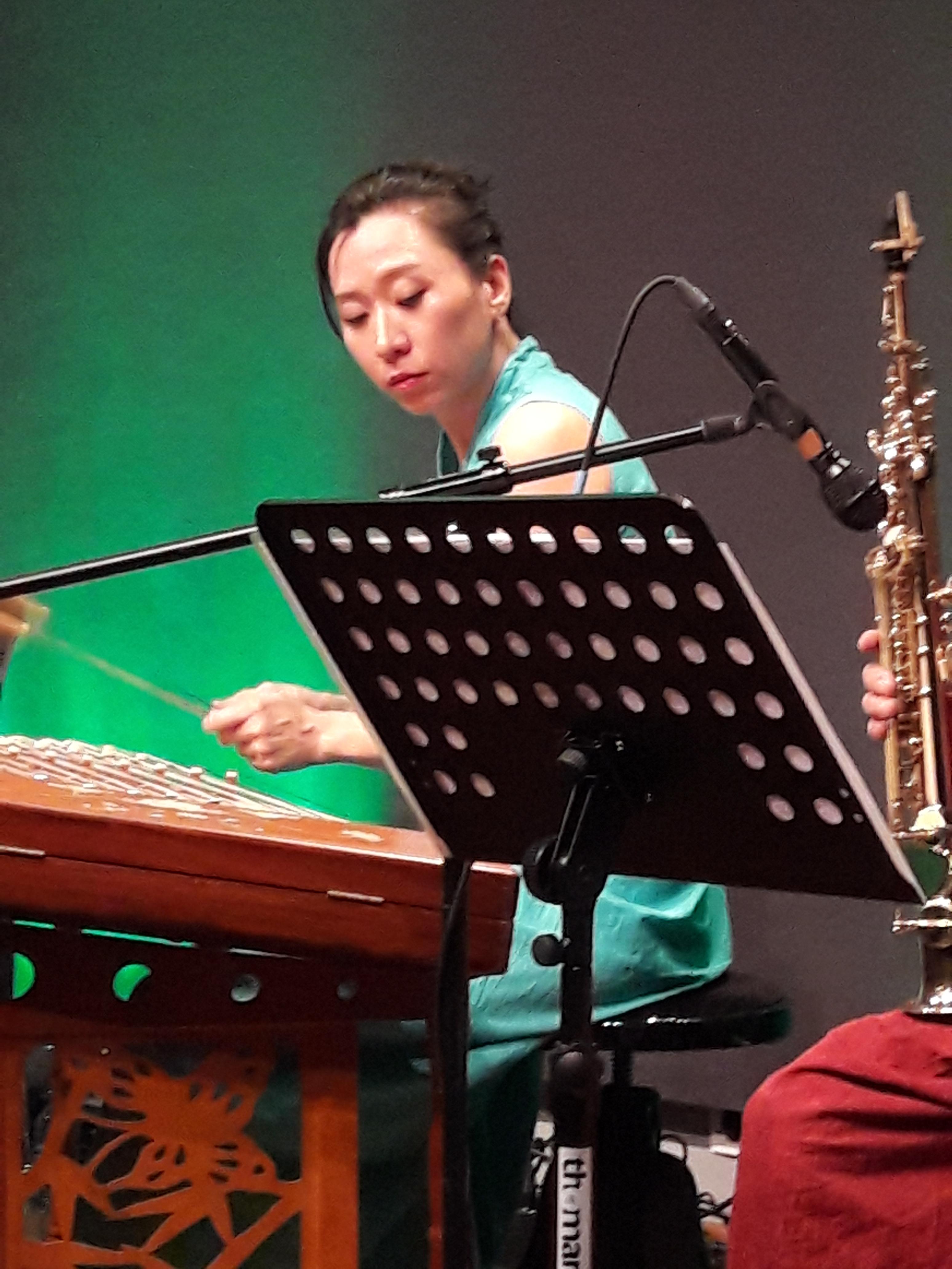 L’ENSEMBLE YU樂團團長王雅平女士演奏揚琴