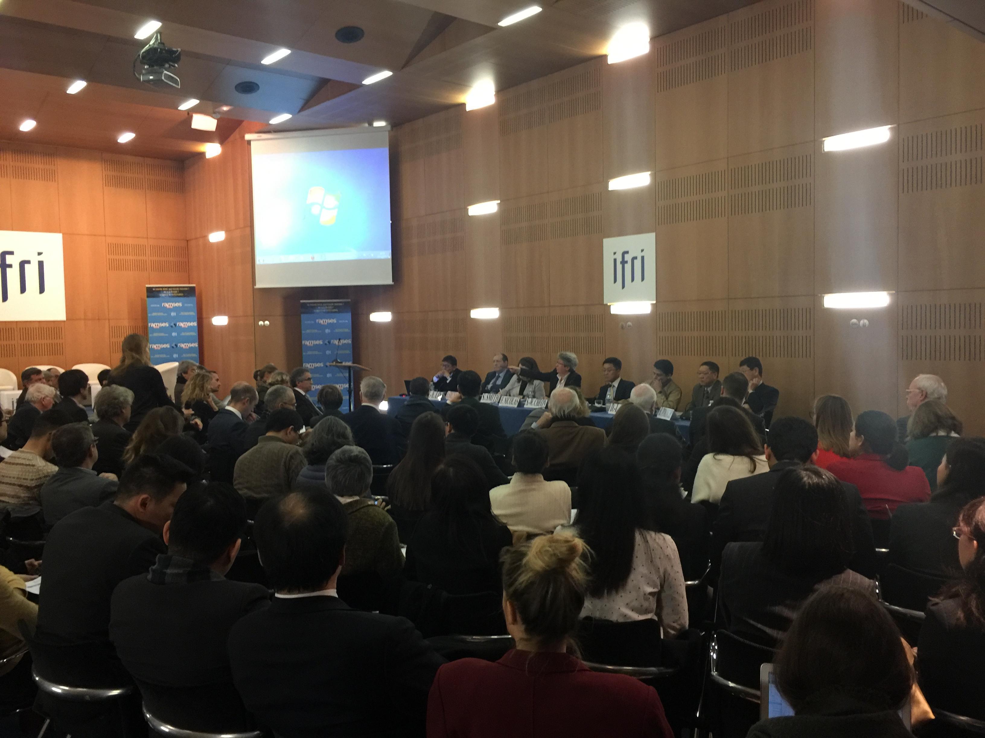 陸委會林副主委(左一)擔任上午場次與談人