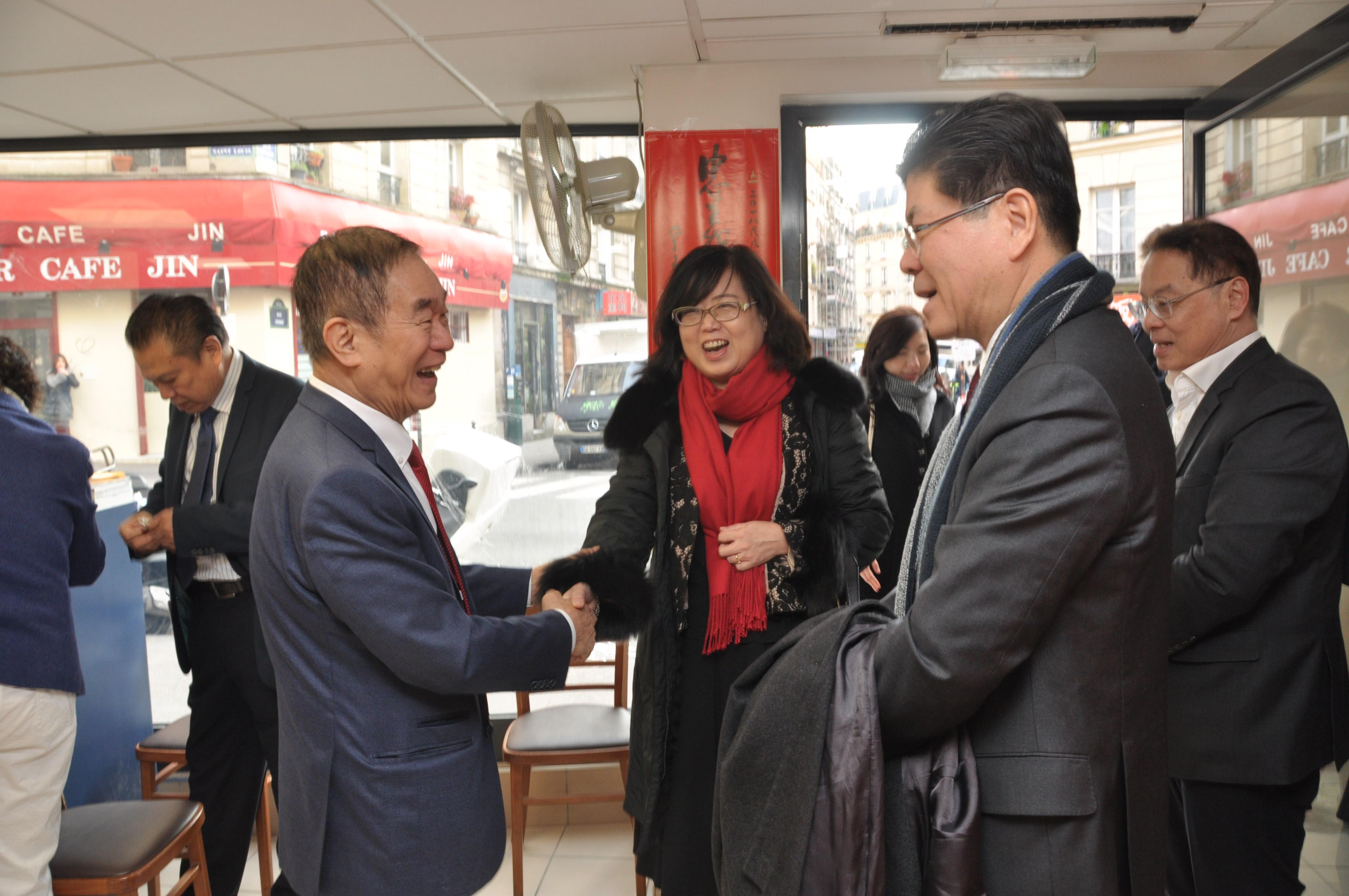 張銘忠大使夫婦和江基民會長熱情寒喧