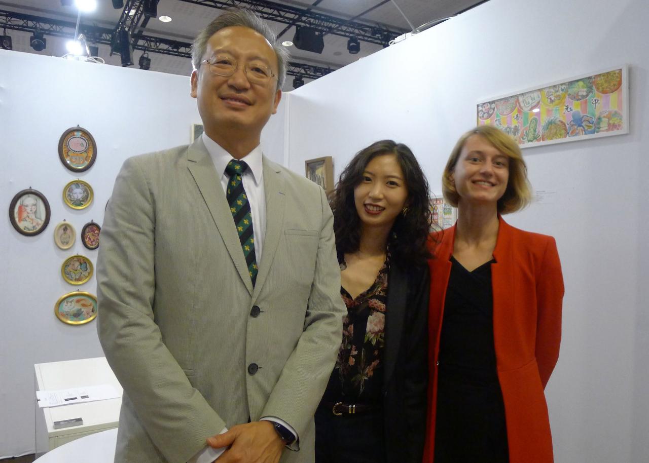 吳大使與 V&E ART團隊在G33攤位合影