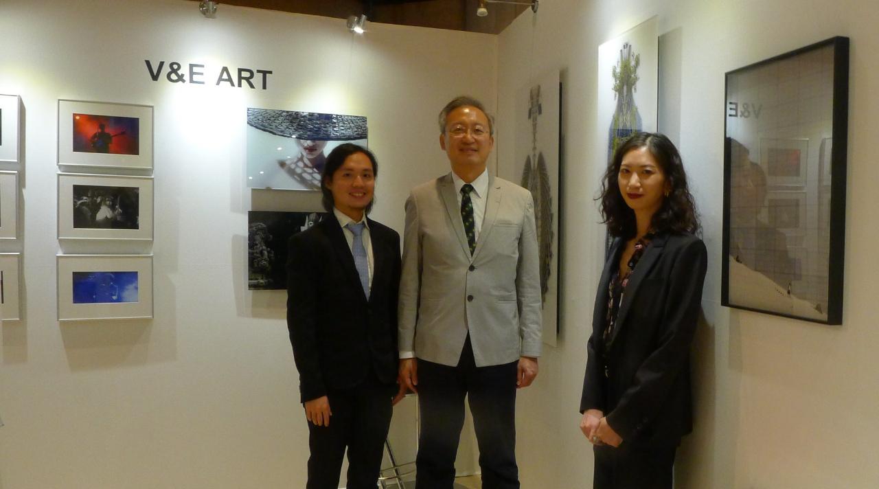 吳大使與V&E ART工作團隊在王艾斯及李易暹等攝影師作品前合影