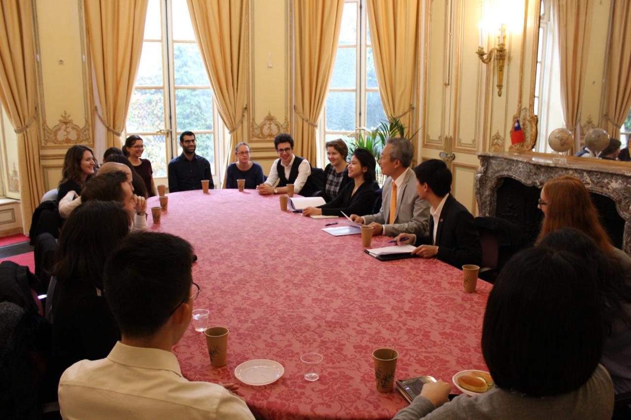 現場共18位巴黎政治學院(Sciences Po)學生與會