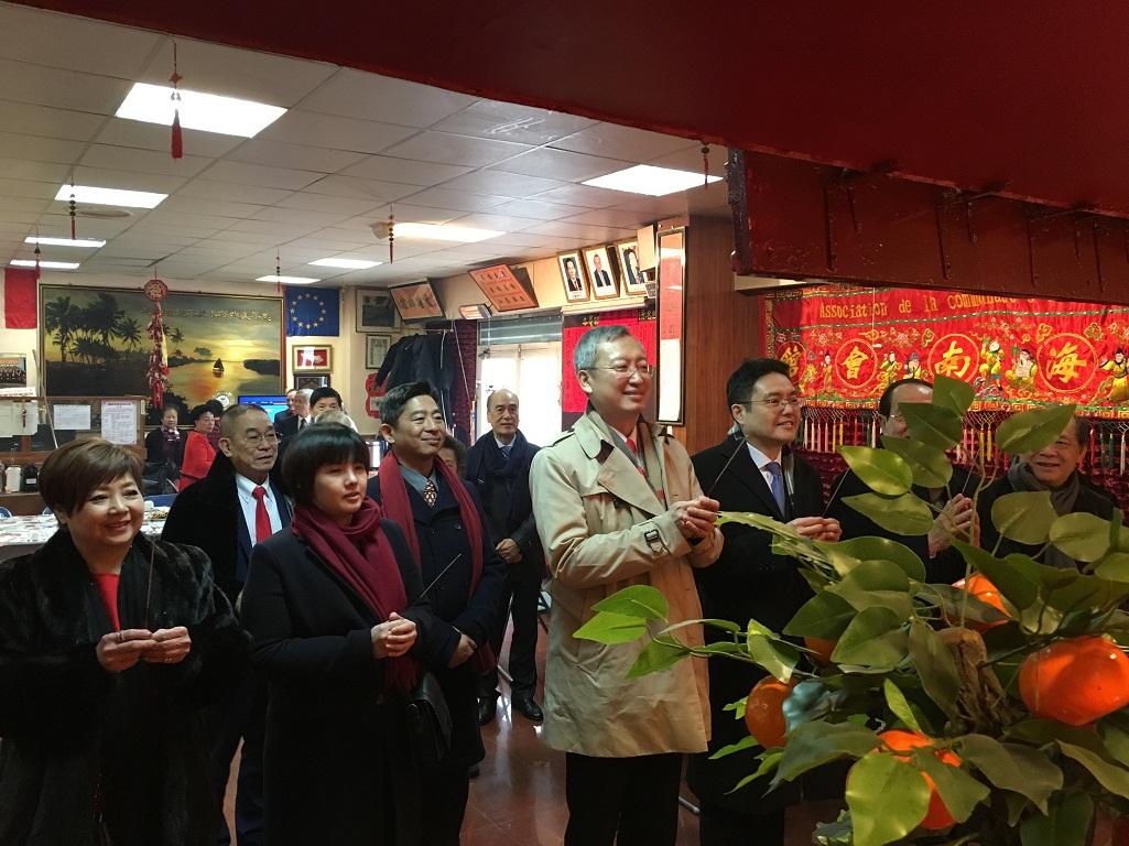 吳志中大(前排右2)於法國華裔互助聯誼會廟堂上香祈福