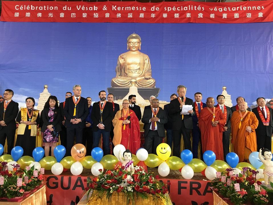 吳大使志中(前排右3)於法國佛光山浴佛法會上致詞。