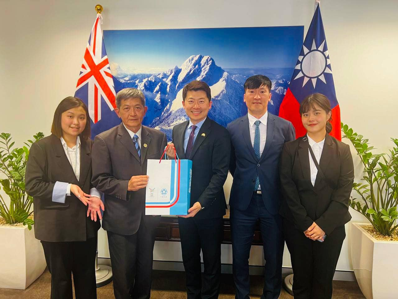 駐雪梨經文處吳正偉處長於3月5日接待來澳宣傳雙北世界壯年運動會之台北市體育局蔡培林副局長乙行，並請媒體協助廣宣，邀請澳洲朋友一齊參與。

世界壯年運動會是每4年舉辦一次的綜合運動盛事，競賽項目多達35個，並且結合觀光、旅遊及文化交流，歡迎大家一起到台灣同樂。