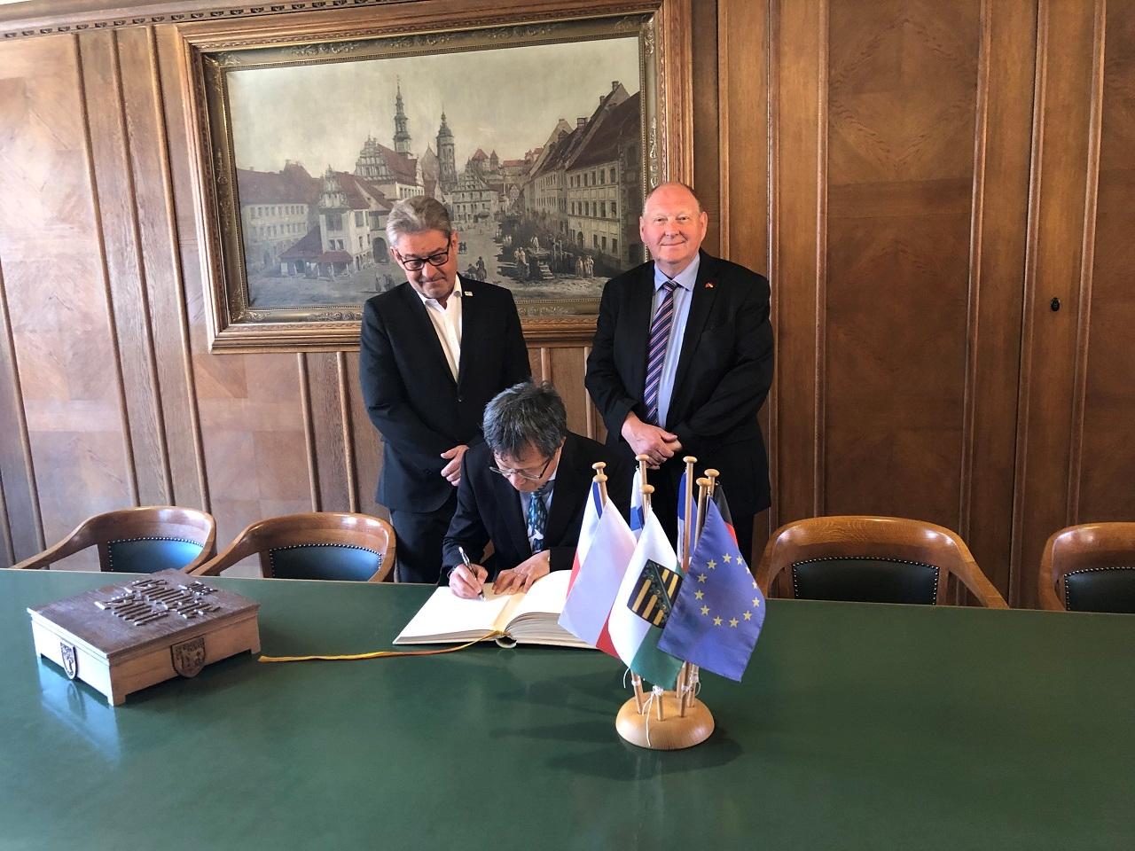 接著又回到Pirna市，市長Klaus Peter Hanke（左）邀謝大使在該市名人錄留名，午餐時還誇下豪語說，「只要有一台裝滿臺灣遊客的遊覽車到此觀光，我一定親自接待導覽！」小編相當期待市長兌現這個承諾XD話說，已經有旅行團蓄勢待發中～（大家快撂人來啊！發揮我們驚人的觀光外交實力！）