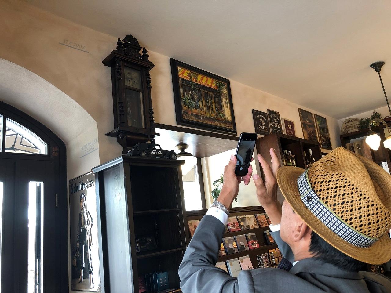 美麗的背後總有必須付出的代價。易北河環繞Pirna市，是當地美不勝收市容的關鍵，卻也長年受水患之苦，最近一次最嚴重災情發生於2002年8月，堪稱「世紀洪水」，當地人在牆上刻畫當時洪水高度，災情慘重可以想見。這對來自臺灣的我們而言特別能感同身受，或許臺灣的防颱經驗可與當地防洪經驗互相交流。