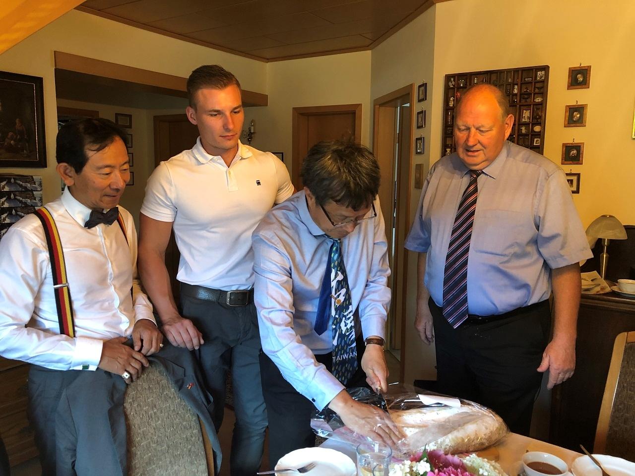 這趟參訪是應前國會議員Klaus Brähmig邀請，而且中間還熱情邀謝大使到他家作客，品嚐當地世界知名的德式聖誕麵包「史托倫」（Stollen），現做的真的超～好吃是一種散佈水果乾的扎實蛋糕，外表撒上許多雪花般的糖粉，不會太乾，也不會太甜，配咖啡或茶剛剛好。在德國只有聖誕節才吃得到的甜點，由於「史托倫」是德勒斯登尤其知名的甜點伴手禮，B議員特地向糕點廠商訂購新鮮「史托倫」讓謝大使切下第一刀表示祝福。麵包名字來自拉丁語，但字義來源已不可考，最早的歷史是14世紀時為了慶祝薩安邦（Sachsen-Anhalt）Naumburg城市的主教設立糕點工會，於是在聖誕夜為該主教做了兩條長「史托倫」麵包，這在當時是一種奢侈的享受與特權的象徵。