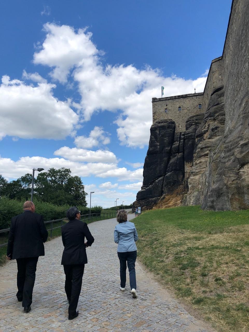 接著，我們來到了歐洲最大的山頂要塞之一「國王岩堡壘」（Festung Königstein）。薩克森小瑞士位於德東易北砂岩山區，擁有中歐獨一無二的白堊砂岩岩石景觀，國王岩堡壘係其中必定造訪的景點之一，中古世紀為抵擋外來勢力侵犯，便以高達42公尺的砂岩壁阻絕。從歷史發展觀之，也著實達到震攝敵人之效，從未有外勢力進犯。