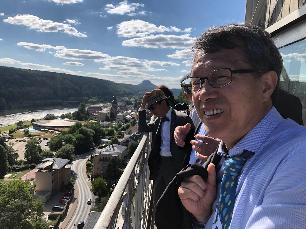 登高不是只為了眺遠，也身負國家使命與增進人民福祉的重擔。這裡是Bad Schandau著名的眺望台，俯瞰易北河之際，謝大使心裡掛念的是遠方的臺灣。