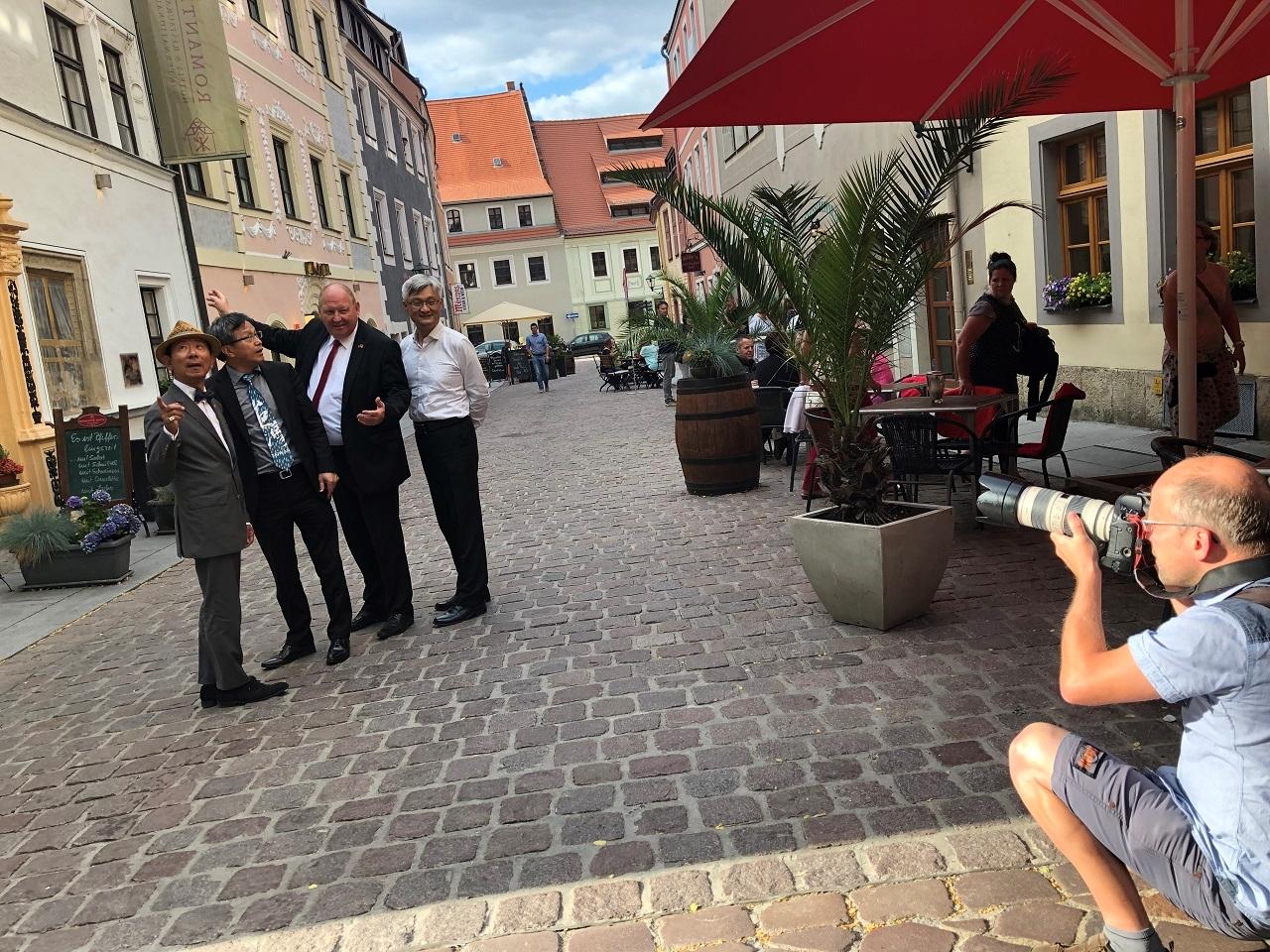 薩克森邦小瑞士Pirna這個僅4萬多居民的小鎮充滿歷史遺跡，拿破崙還曾經到訪停留【幕後花絮：這位可愛的狗仔追著大使跑到晚上11點，不斷拍照之餘，還問說大使「眼睛能否睜開」大使第一次被這樣問，小編已在旁笑歪 】