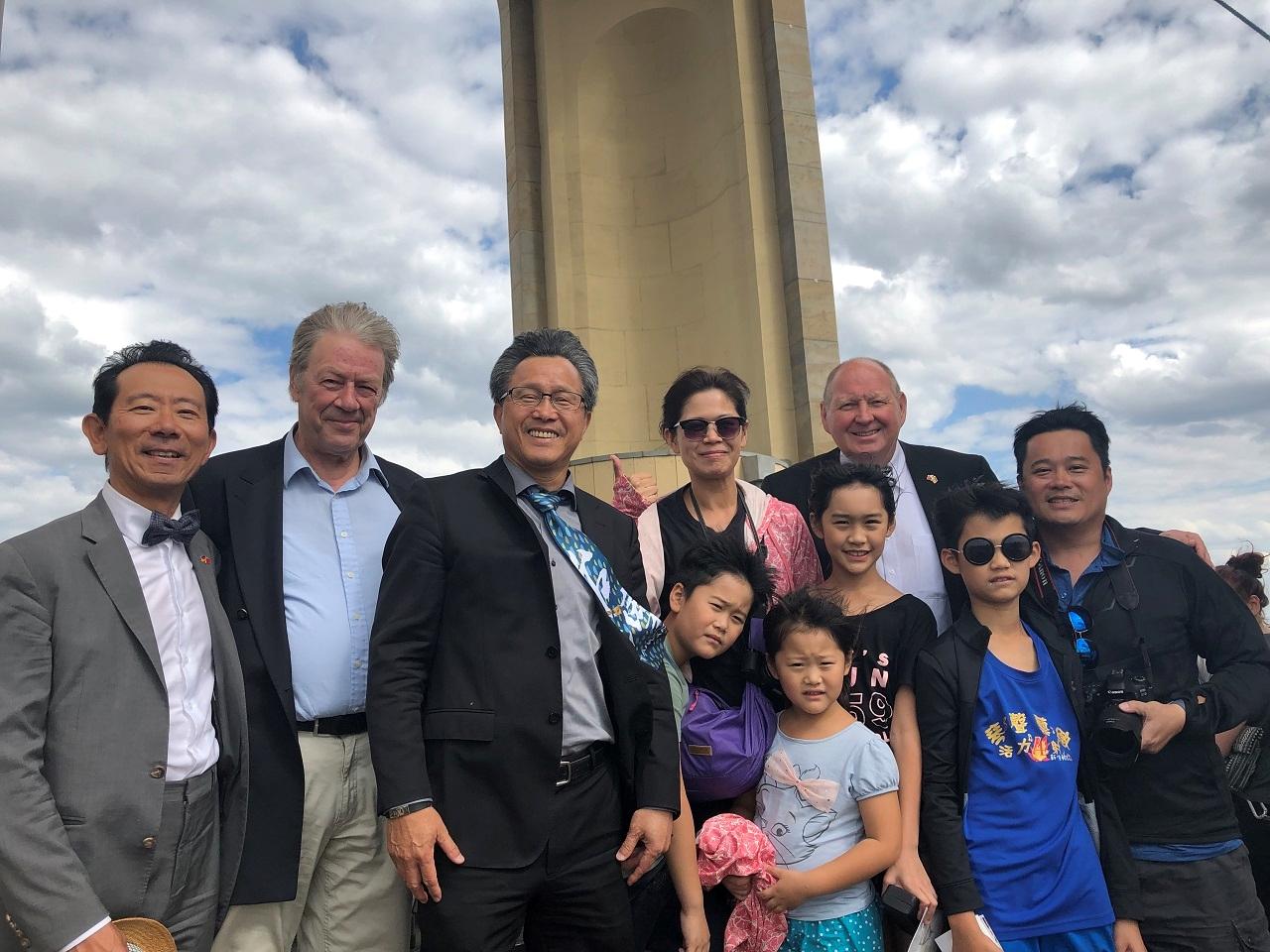 在德勒斯登聖母教堂頂巧遇臺灣一家6口自由行，他們還激動不可置信地問「你真的是電視上那位謝志偉嗎？」教堂基金會執行長Dr. Hans-Joachim Jäger也對於來自臺灣的觀光客不禁在背後比讚！