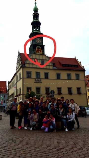 Pirna在1000多年前住著斯拉夫民族，而Pirna是斯拉夫語，日耳曼民族統治Pirna之後，誤將Pirna翻譯成梨子（因為Pirna聽起來像德文梨子Birne的發音），想像這個城市裡有著很多的梨子樹。因而Pirna 市以梨子樹及獅子組成市徽，梨子樹上有著一顆顆亮晶晶的梨子，左邊的獅子每15分鐘會用手敲打梨子樹一下，右邊的獅子則是每個整點會敲打梨子樹一下。