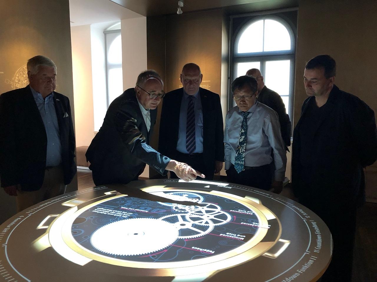 謝大使也到薩克森著名精品鐘錶小鎮Glashütte參訪「德國鐘錶博物館」，在臺灣大家都知道Swatch品牌，而這個博物館便隸屬於該品牌旗下當地鐘錶商Glashütter Original，當日除有公司財務長陪同外，亦有當地精品Mühle Glashütte及NOMOS Glashütte執行長一同參訪該博物館。