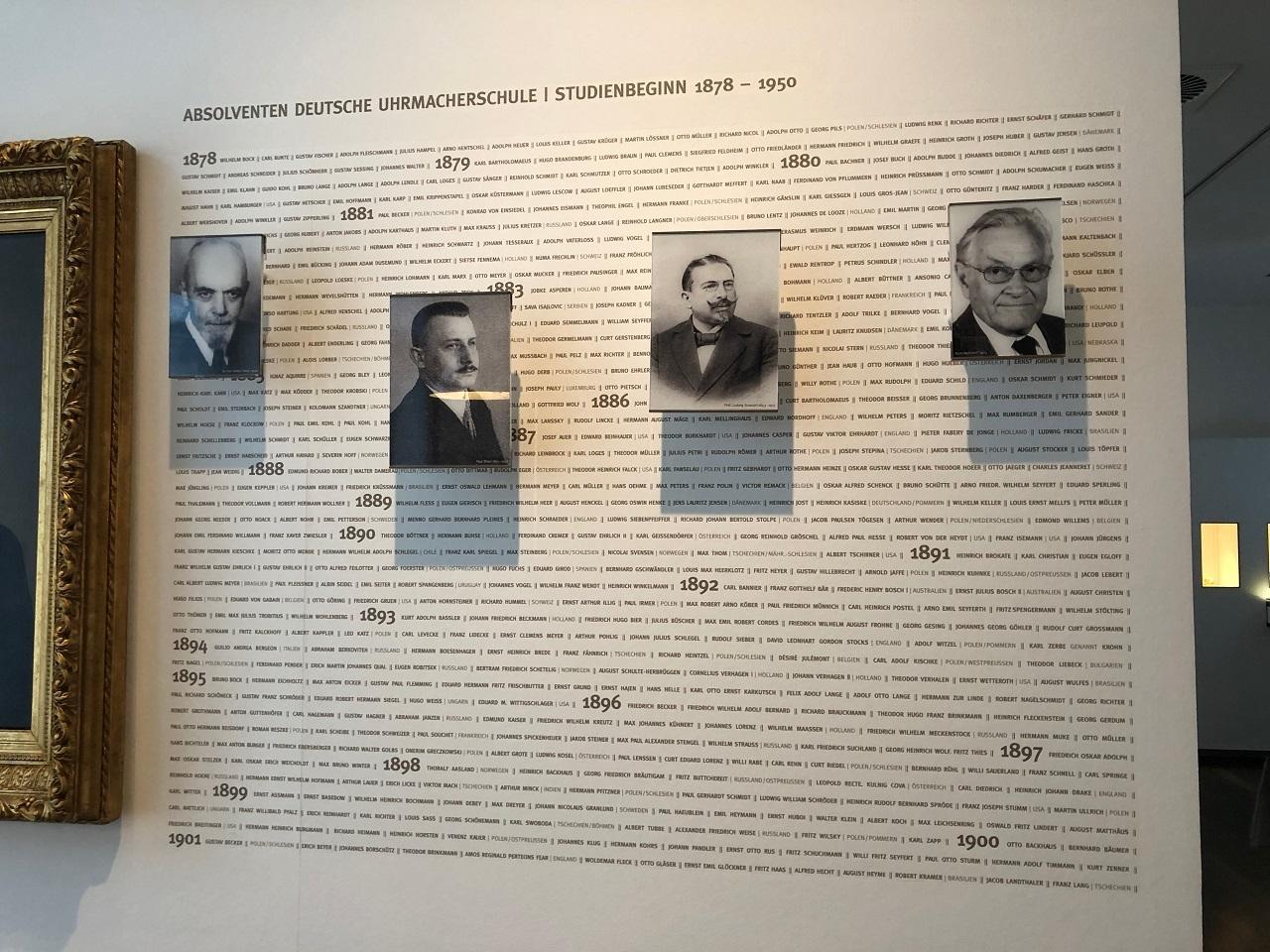 在這個博物館發現一個有趣的角落，牆上留名的都是在這個小鎮鐘錶製造職業學校畢業的學生名字，不乏著名鐘錶工匠出自Glashütte這個小鎮，例如自由擒縱器（freie Federkrafthemmung）的發明者Ludwig Strasser，以及發明飛行陀飛輪（fliegende Tourbillon）的Alfred Helwig，兩位都曾在Glashütte鐘錶製造職業學校任教。