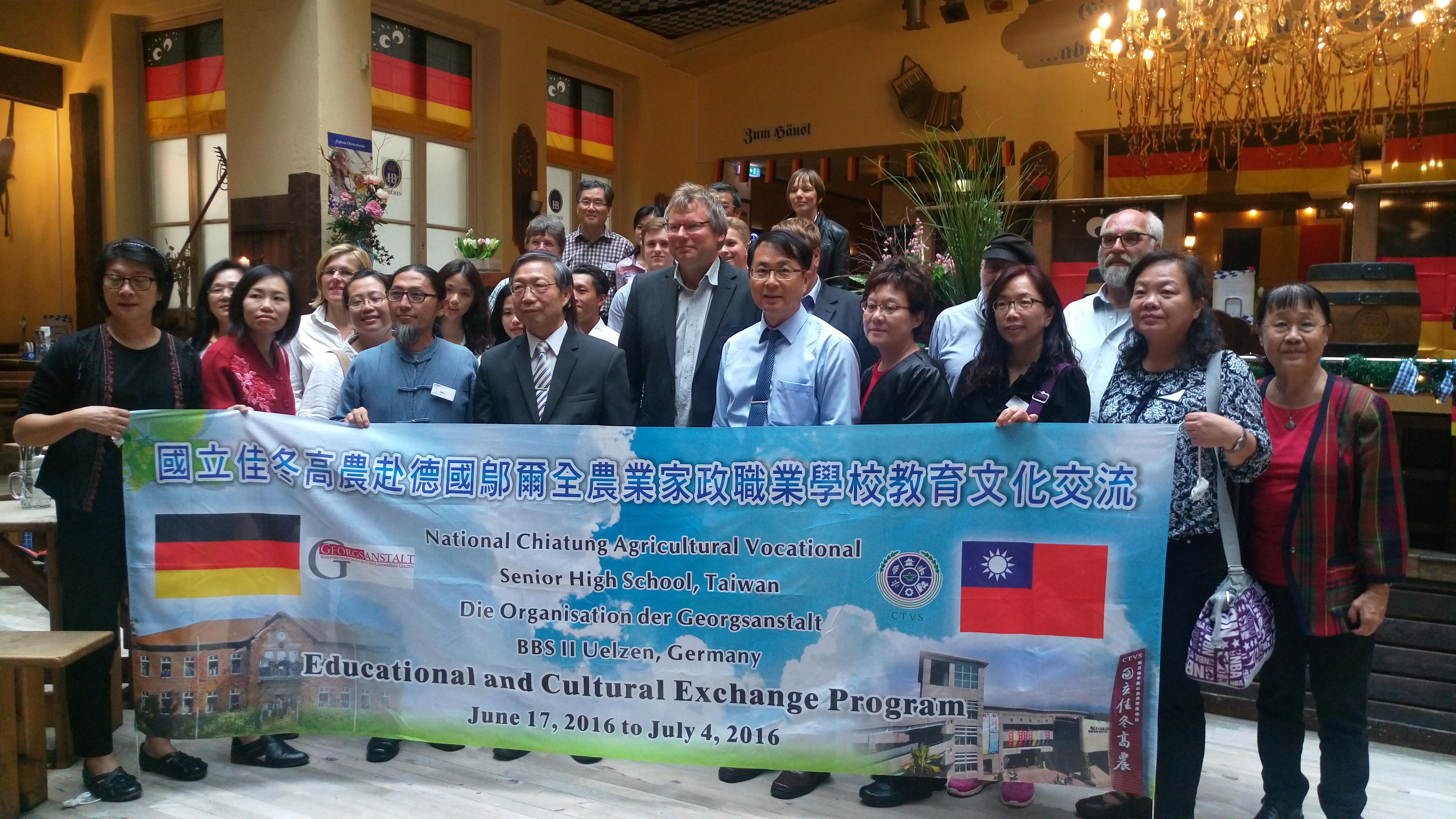 朱處長與屏東佳冬高農楊校長一行及Uelzen職校人員合影(105.06.20)