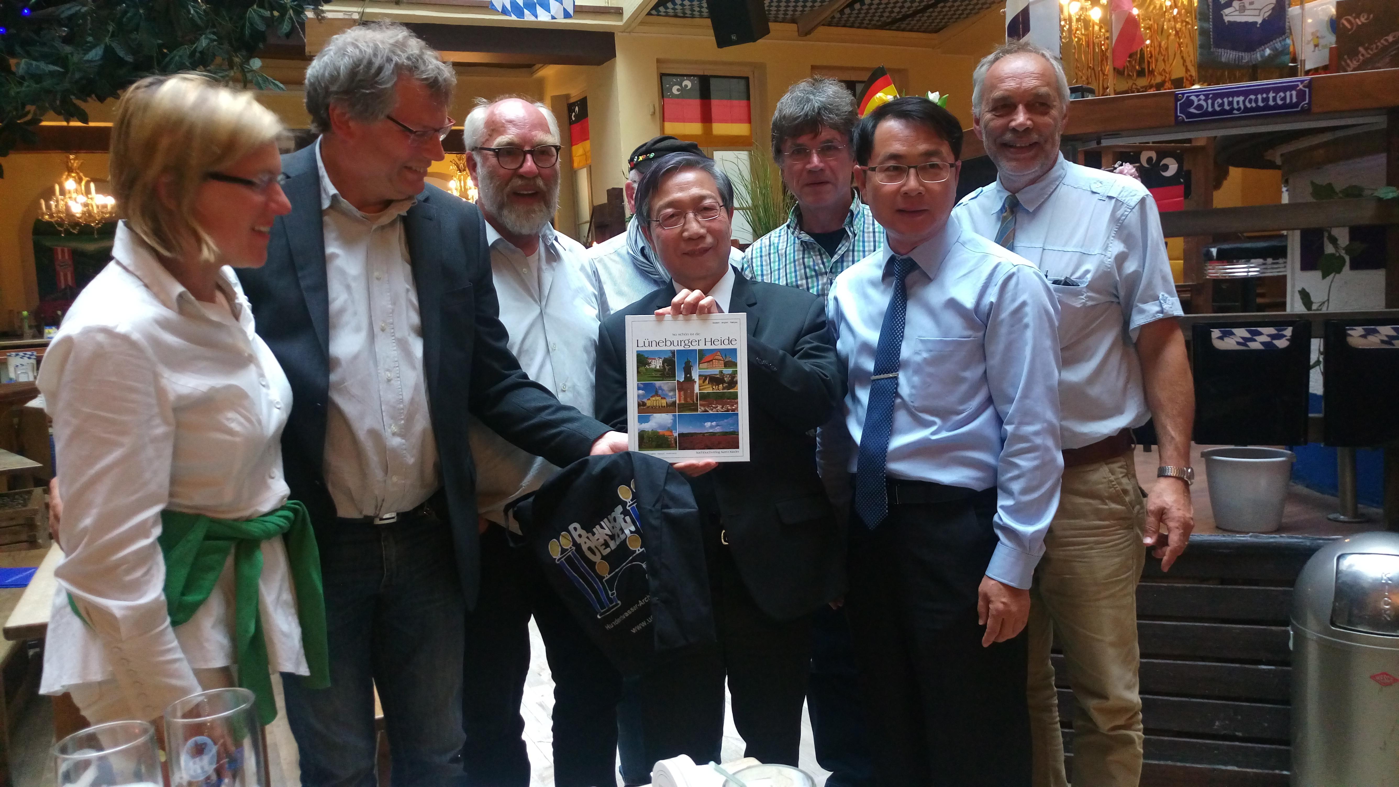 朱處長與屏東佳冬高農楊校長一行及Uelzen職校人員合影(105.06.20)