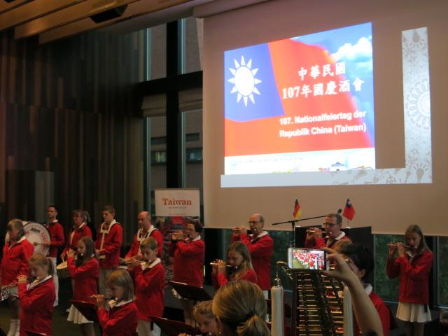 轄區Parchim（謹註：為雲林縣之姊妹縣）之鼓號樂隊演奏德國民謠及我國國歌