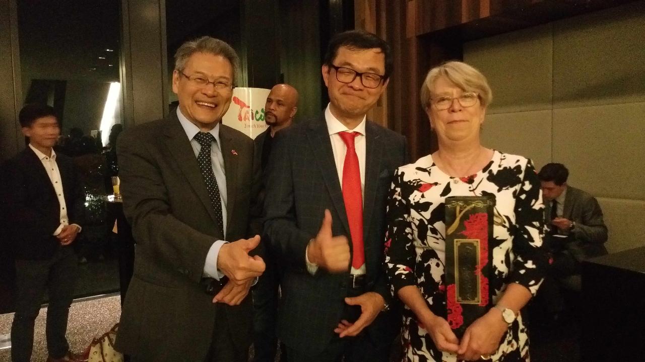 羅處長與金門酒場代表致贈漢堡邦議會Duden副議長金門高梁酒