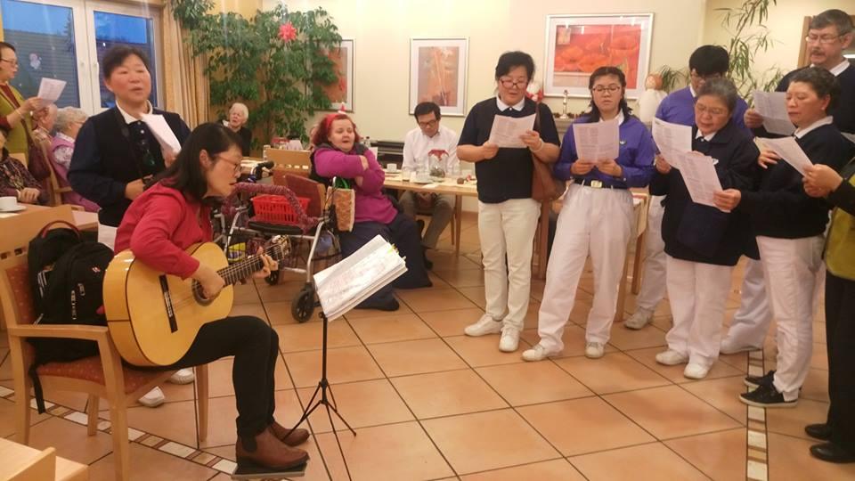 羅處長夫婦偕同慈濟漢堡志工附BUXSTEHUDE養老院關懷探視長者,並獻唱耶誕歌曲