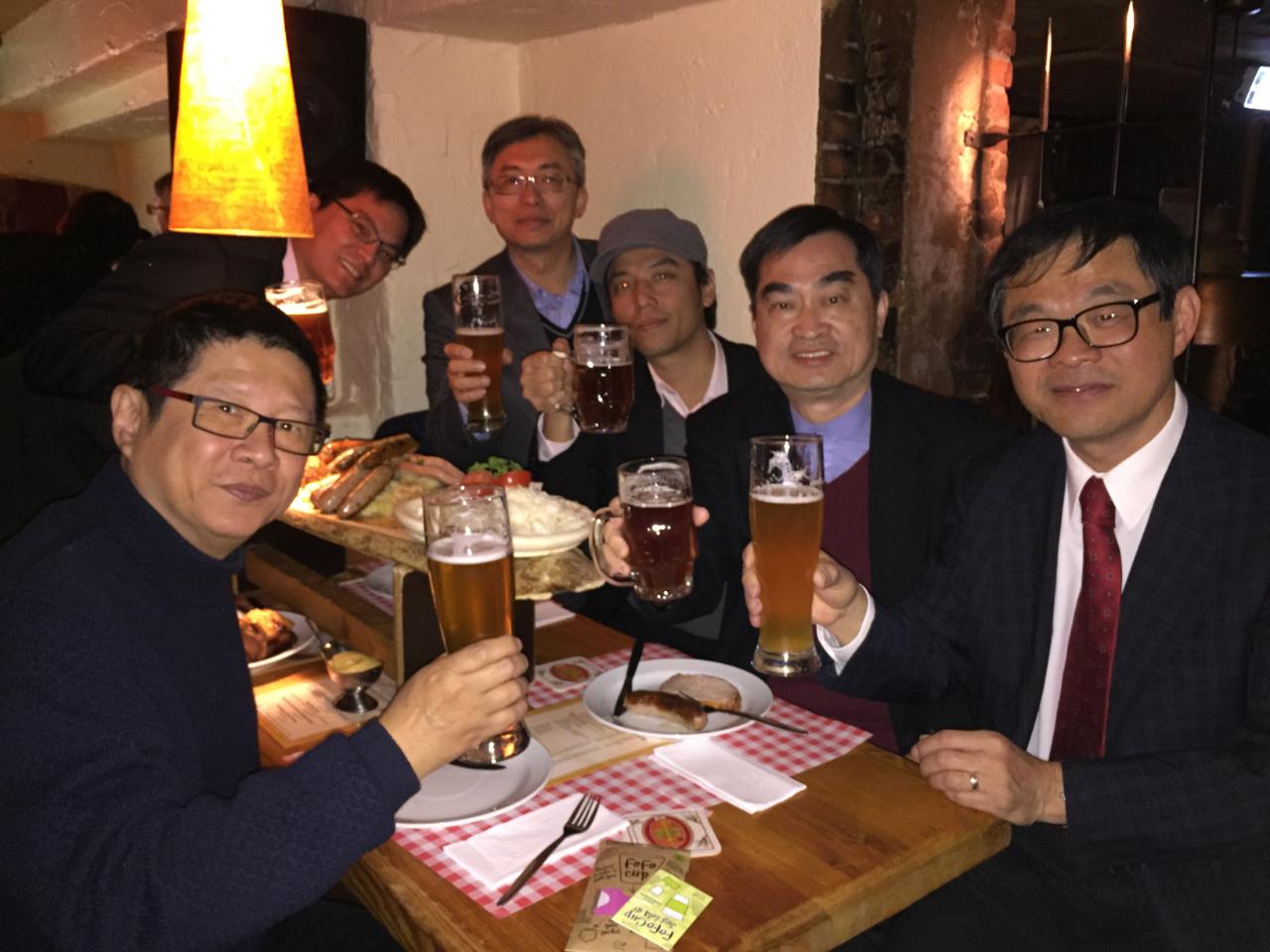 駐漢堡辦事處羅處長美舜5月7日中午邀請臺北市鄧副市長家基所率產業發展局考察團進行工作餐敘.