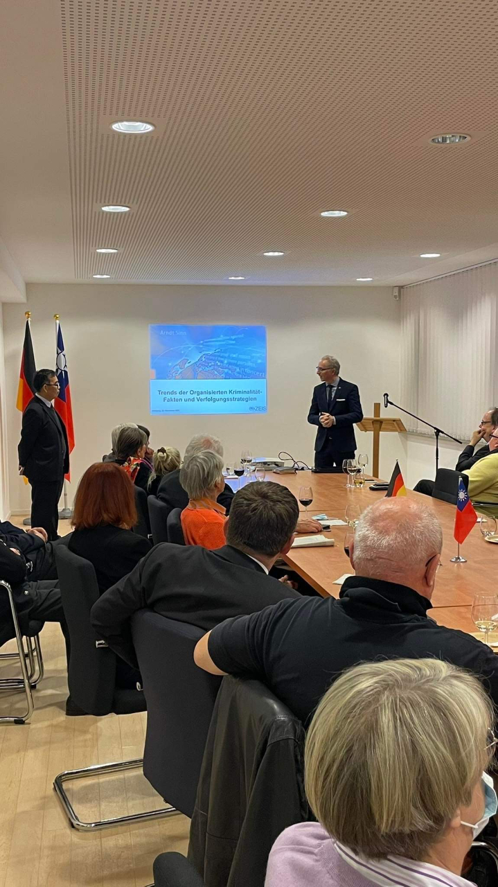 第89屆「國際刑警組織」（Interpol）大會於11月23日在土耳其伊斯坦堡召開，為爭取北德五邦支持台灣以觀察員身分參與，本處陳處長特別在22日舉辦Interpol專題活動，邀請Osnabrück大學法律教授Arndt Sinn發表公開演說，向各界宣介台灣參與跨國打擊犯罪的必要性。