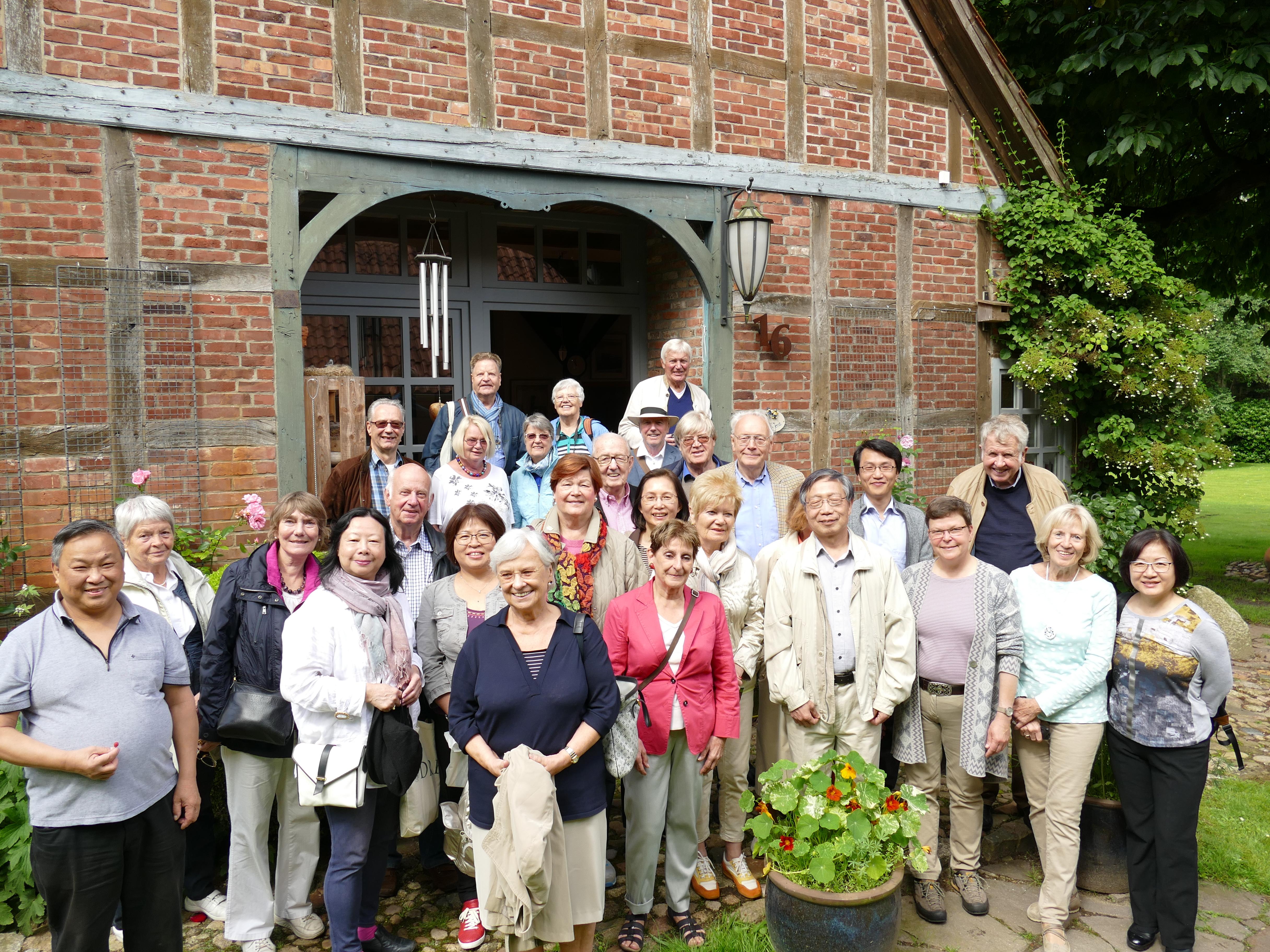 Eine 30-köpfige Delegation des „Taiwan Freundeskreises Bambusrunde e.V.“ besuchte am 09.07.das Teufelsmoor.
Foto mit freundlicher Genehmigung von Uwe Bredehöft ("Bremervörder Anzeiger")