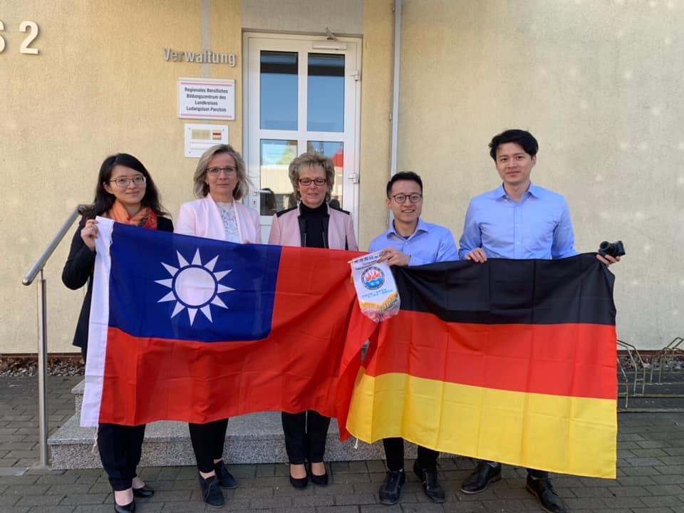 Am 17. April 2019 besuchten der Director of Foreign Relation der Tung Hai Senior High School in New Taipei City, Herrn Daniel Cheng, und dem Chief Executive Officer of School Board der Tung Hai Senior High School, Herrn Patrick Cheng, das Regionale Berufliche Bildungszentrum des Landkreises Ludwigslust-Parchim. Die kleine Delegation wurde herzlich empfangen von der Schulleiterin, Frau Brigitte Schriefer, und der stellvertretende Schulleiterin, Frau Heike Sziburies.