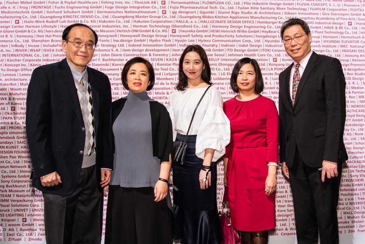 本處許總領事偕游組長出席2017年iF設計獎與慕尼黑臺灣貿易中心李主任及我國金獎得主馥閣設計黃設計師及吳設計師合影留念。(攝影:曾凡寧女士 www.yespleaseenjoy.com)