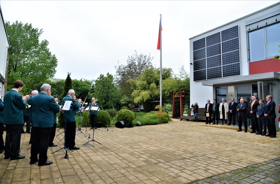 謝大使參訪EPI、Value Valve、Air Torque及Rotech公司，迎賓現場揚升我國旗，並由Bruchhausen樂隊奏樂歡迎