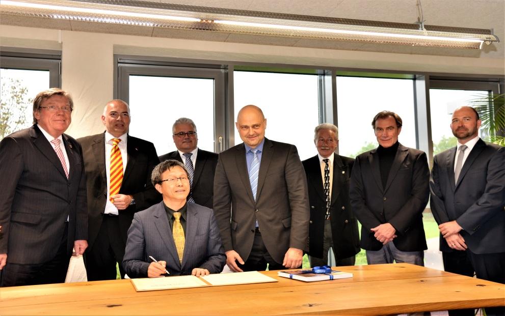 謝大使拜會Ettlingen市總市長Johannes Arnold（中右），並於該會晤市貴賓簿留言