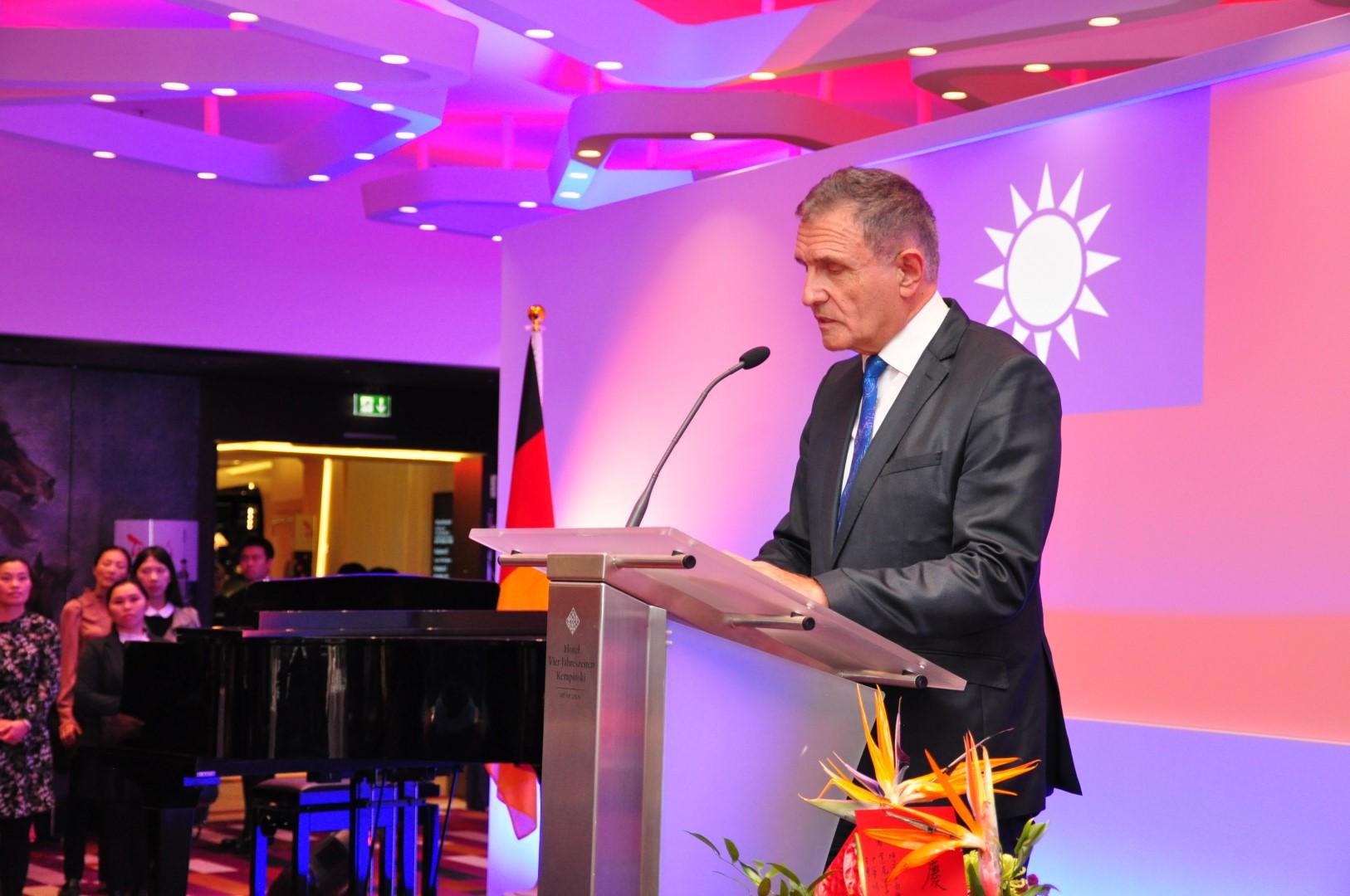 卡爾斯魯爾市副市長Jaeger應邀致詞。