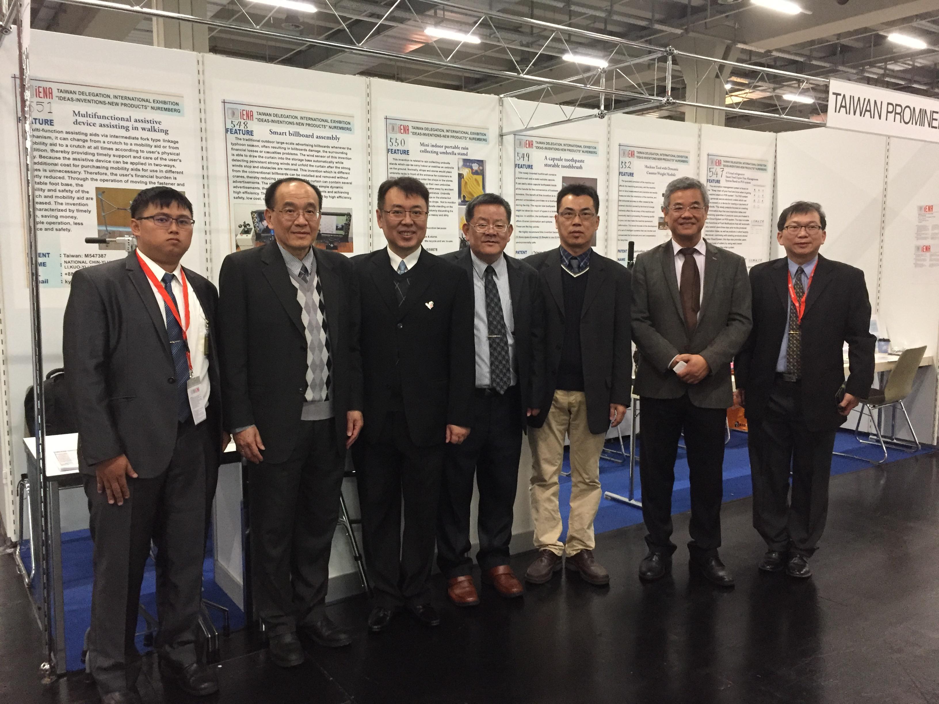 駐慕尼黑辦事處許總領事聰明(左2)、駐法蘭克福辦事處經濟組黃組長青雲(右2)於11月4日抵會場向我團攤位一一致意。