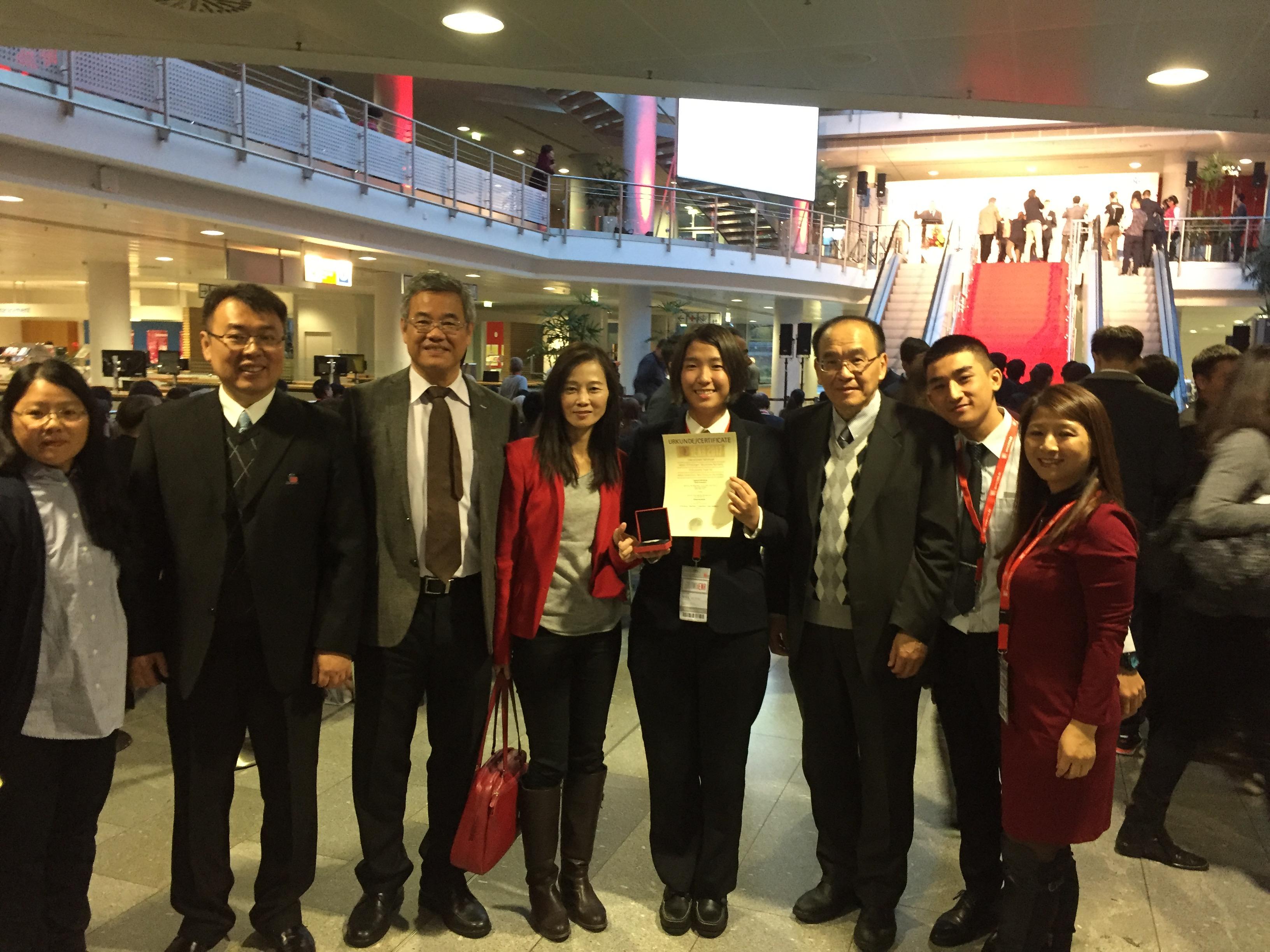 駐慕尼黑辦事處許總領事聰明(右3)、駐法蘭克福辦事處經濟組黃組長青雲(左3)及駐德國代表處教育組翁組長勤瑛(左4)於11月4日抵會場向我團攤位一一致意。