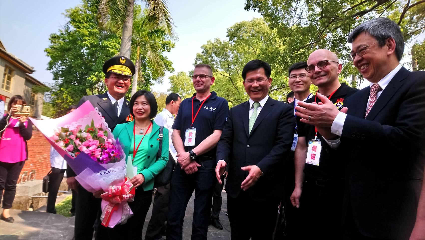 德國聯邦救難犬協會及德國國際搜救隊於2018年3月12日參加在臺中市霧峰鄉光復新村國際非政府中心掛牌儀式。
(右至左)陳副總統、德國聯邦救難犬協會主席Juergen Schart、台中市市長林佳龍、德國國際搜救隊常務董事Michael Lesmeister、外交部公眾會秘書游淑琪、台中市消防局局長蕭煥章。