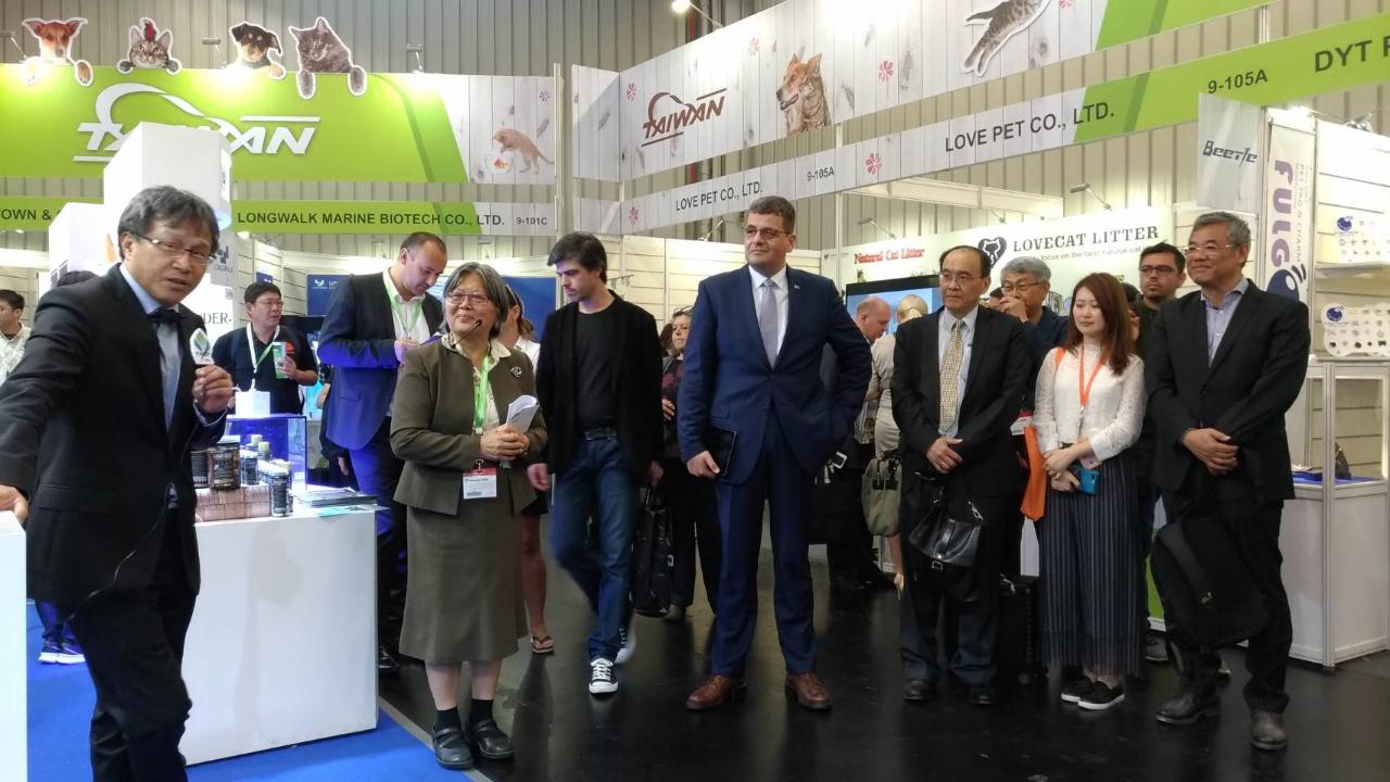 駐德國謝大使偕同本處許總領事暨駐法蘭克福經濟組黃組長青雲應邀出席2018年德國紐倫堡國際寵物用品專業展覽會，謝大使親臨展覽會台灣產品說明會致詞。