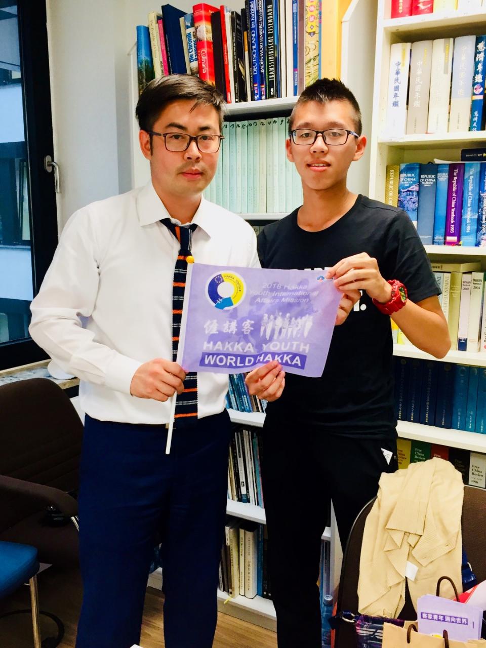 「2018客家青年國際事務訪問團」於本(107)年8月13日拜會駐慕尼黑辦事處，本處吳忻宇秘書與團員合影留念。