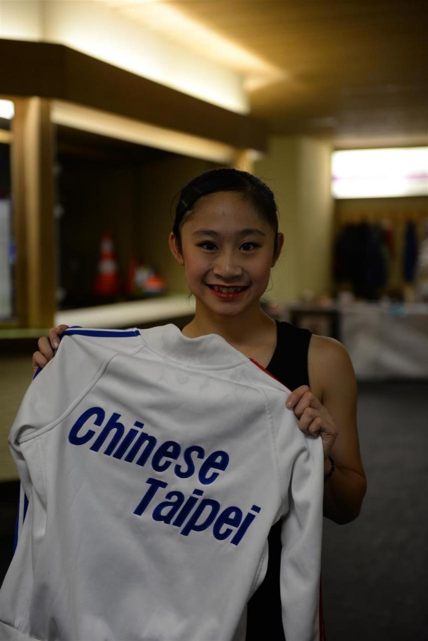 我國滑冰代表隊選手林仁語女士本(2018)年代表我國參加第50屆德國內泊爾峰滑冰國際賽。