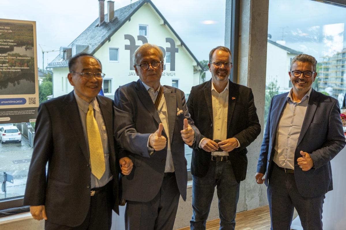 Zu den zahlreichen Gästen und Interessierten an Filmen aus Taiwan gesellten sich auch der Vizepräsident des Bayerischen Landtags Markus Rinderspacher und seine Ehefrau sowie Dr. Michael Zickerick, Botschafter a.D. und ehemaliger Generaldirektor des Deutschen Instituts in Taipeh, und Matthias Vilsmayer, stellvertretender Landrat von Starnberg.