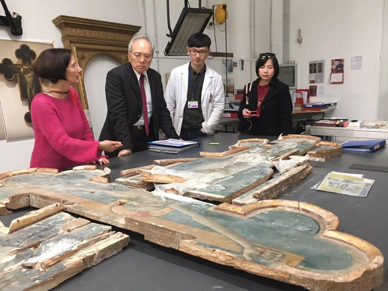駐教廷大使館參訪梵蒂岡博物館「繪畫和木材修復實驗室。