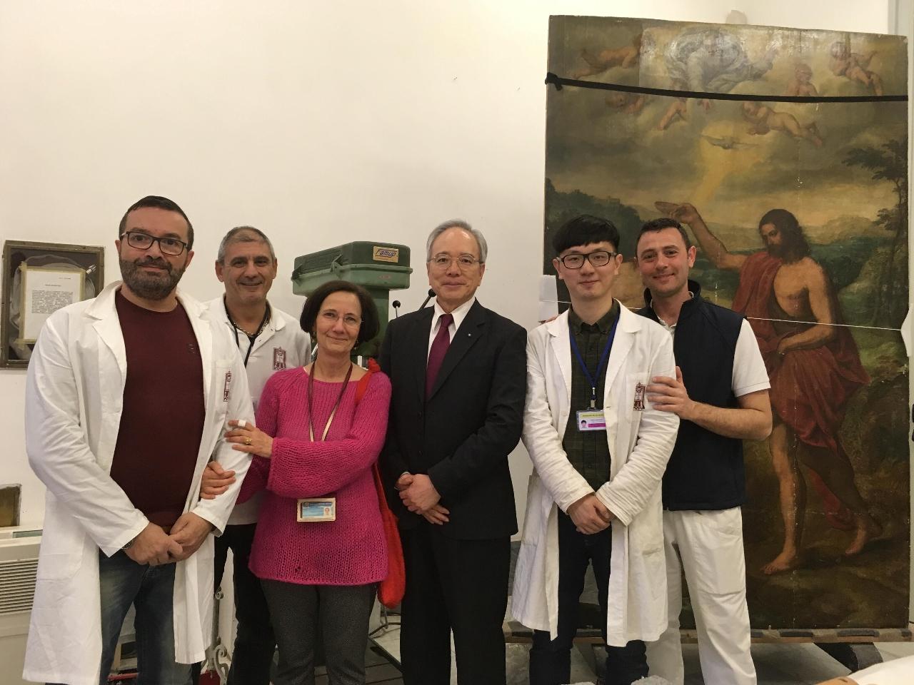 駐教廷大使館參訪梵蒂岡博物館「繪畫和木材修復實驗室」，瞭解王俊豪先生代表臺灣參加「專業修復人才培訓計畫」之執行成果。