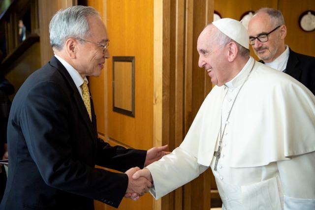教宗（右）向駐教廷大使李世明（左）表示，感謝台灣支持打擊人口販運，贊助舉行此次的防制人口販運國際研討會。