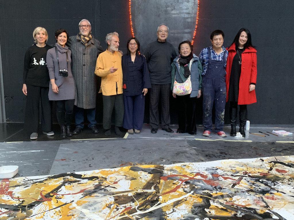 旅德台灣藝術家陳羅克（右2），應邀到羅馬當代藝術館展出，駐教廷大使李世明（右4）前往表達支持。