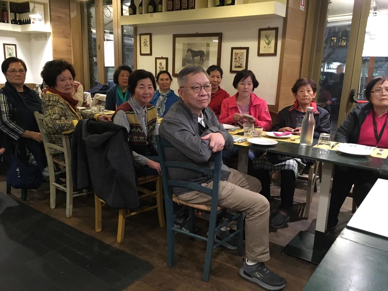 李大使世明宴請任蓉表演藝術學坊歌唱團及陳羅克藝術家，預祝渠等在義國之活動表演順利成功。