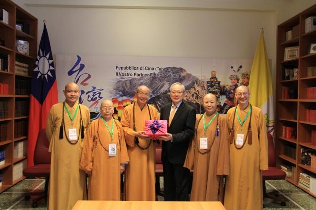 台灣的中國佛教會理事長淨耀法師率團訪問駐教廷大使館。