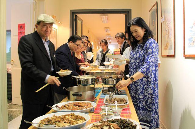 團員享用駐教廷使館準備台灣家鄉味