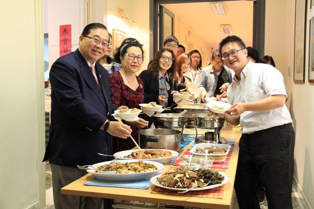 團員享用駐教廷使館準備台灣家鄉味