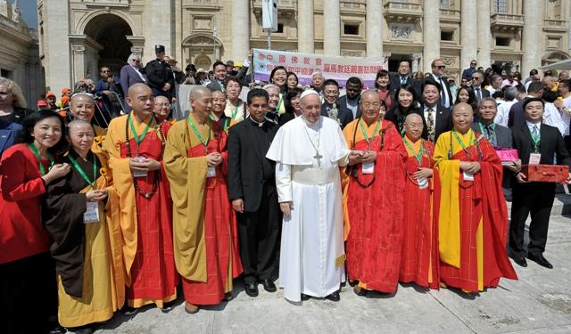 台灣的中國佛教會理事長淨耀法師昨天率團訪問梵蒂岡，獲教宗公開接見。