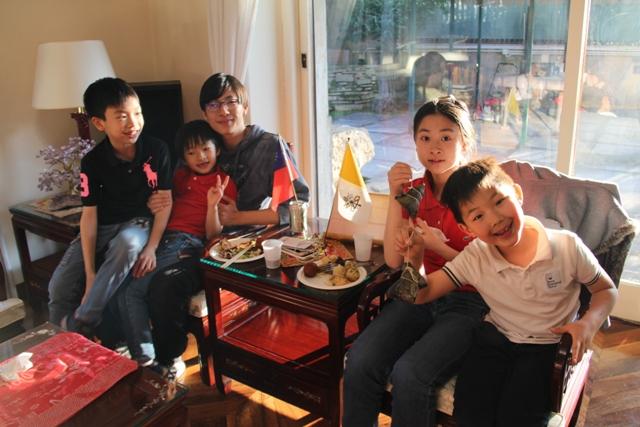 中華民國駐教廷大使館全體館員眷共度端午佳節。