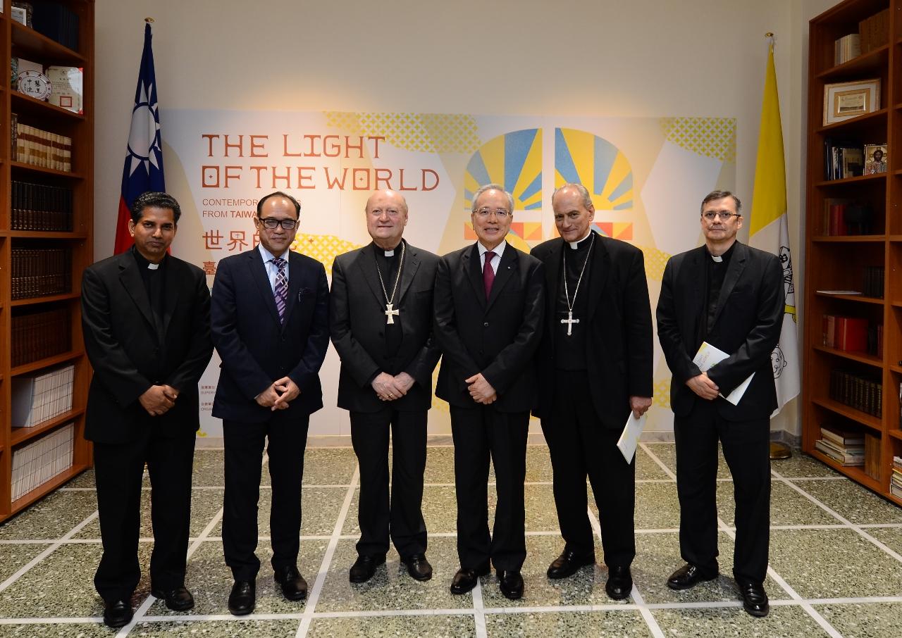 教廷文化部長拉瓦西樞機主教（Gianfranco Ravasi）、國立台灣美術館長林志明等數十位國內外貴賓出席開幕酒會。